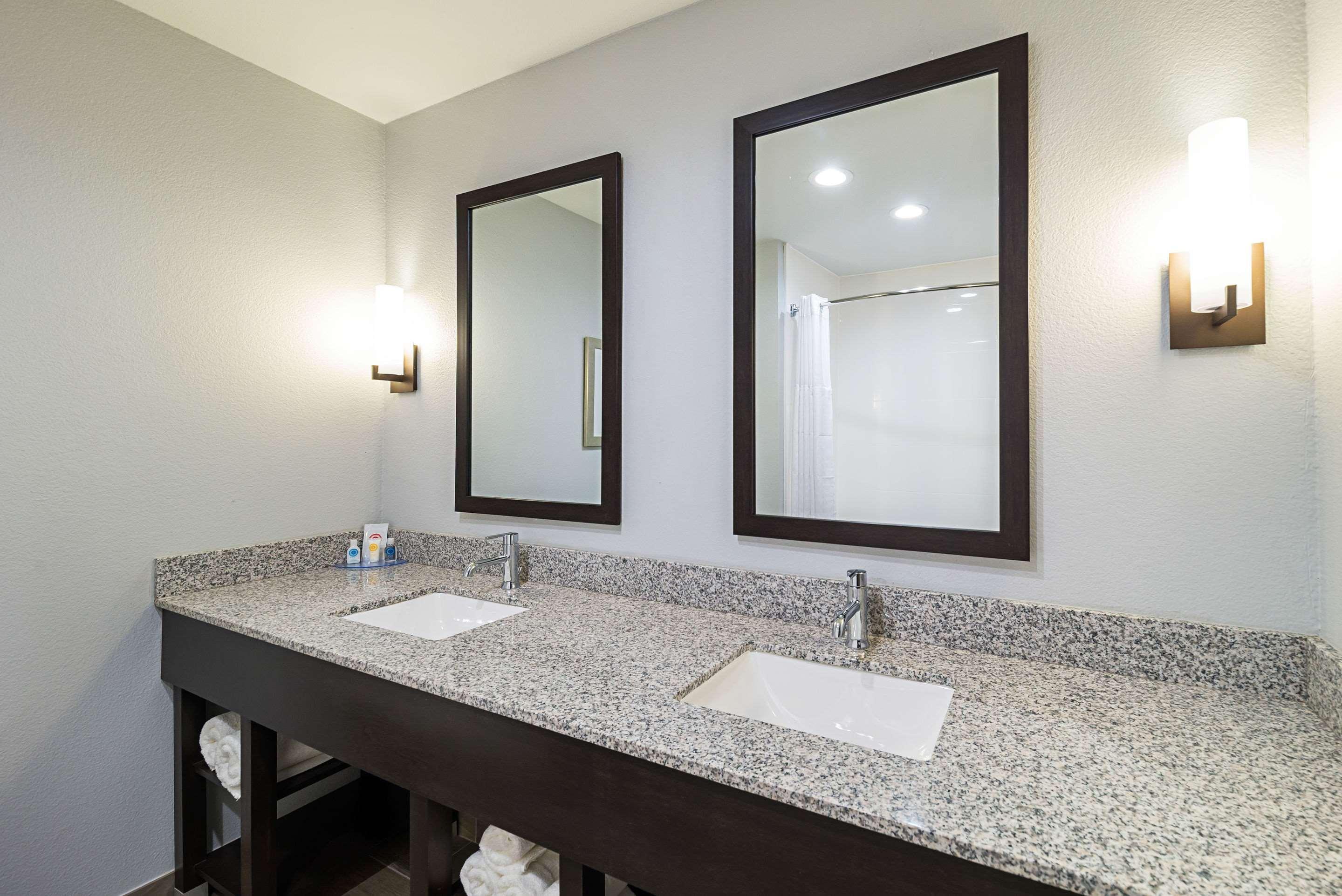 Comfort Inn & Suites Oklahoma City Near Bricktown Экстерьер фото